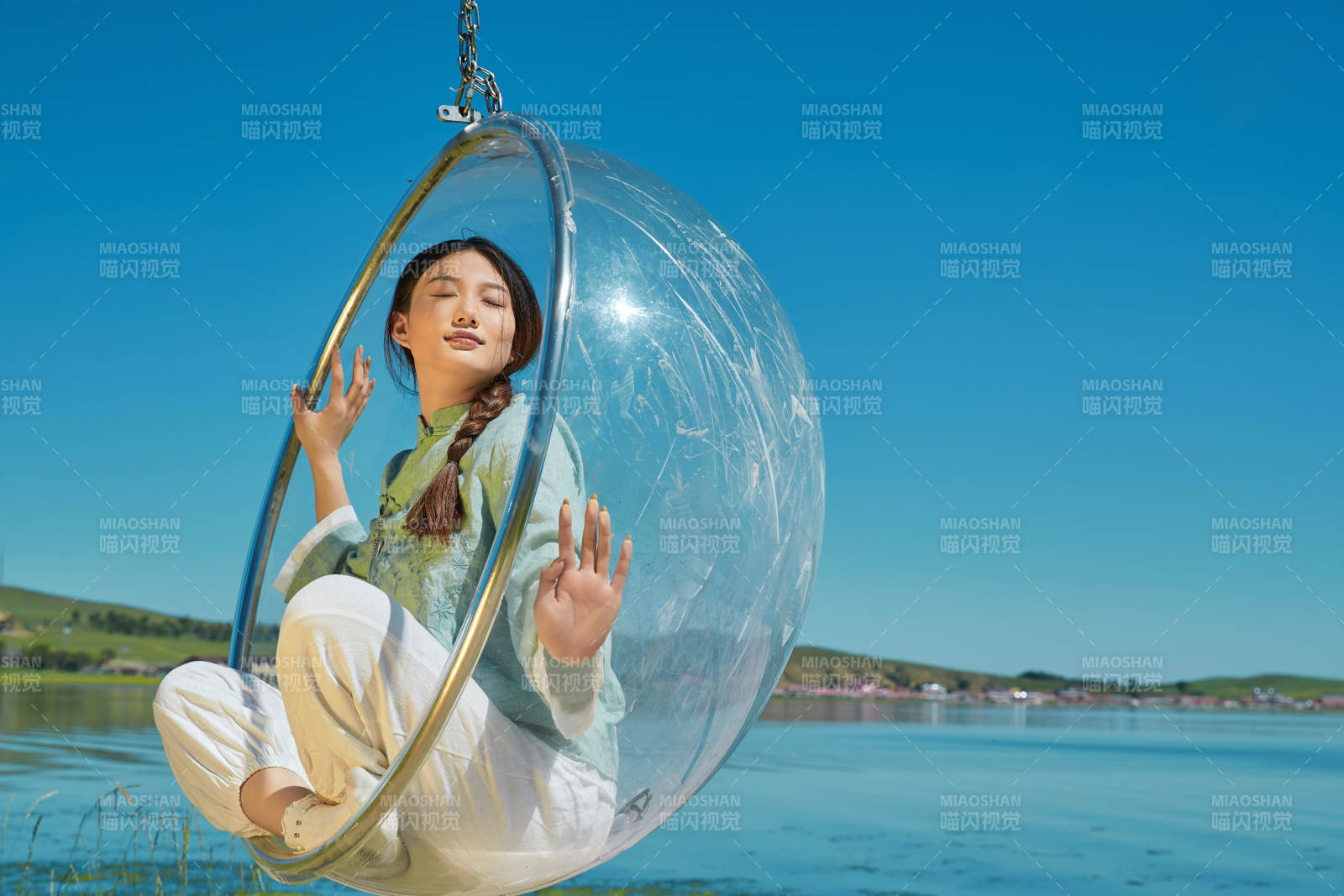 草原湖畔打卡點游玩拍照的亞洲少女