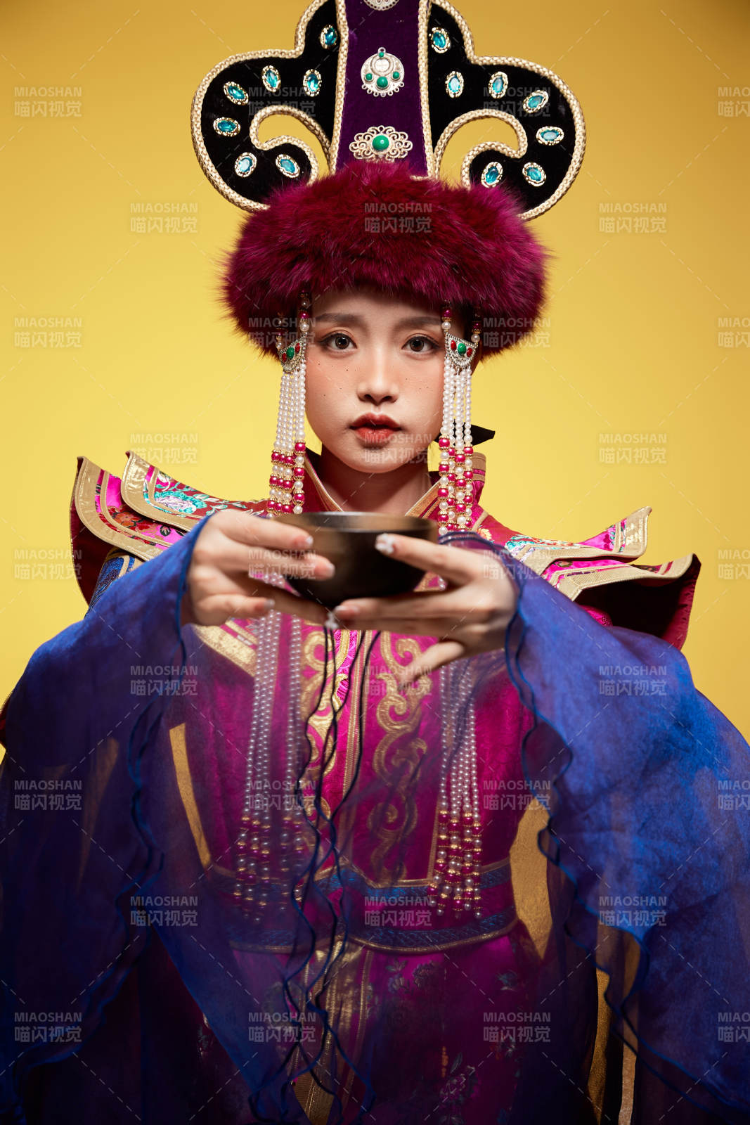 穿著蒙古族服飾的亞洲青年女性