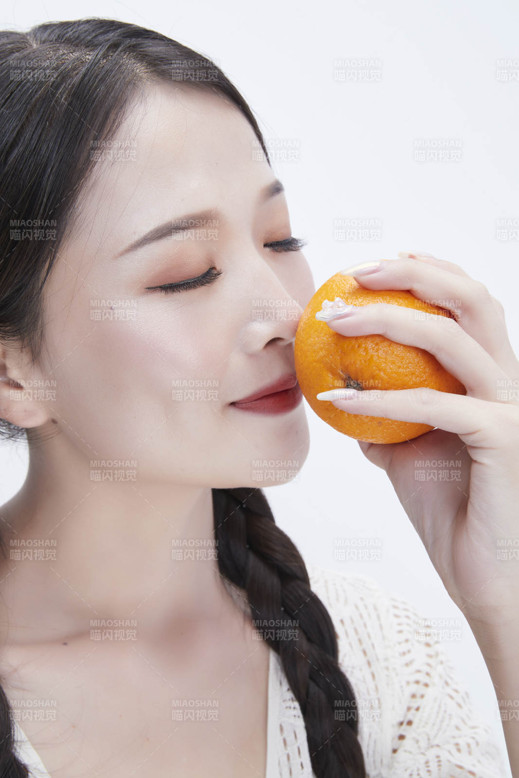 手拿橙子身穿鏤空連衣裙的亞洲可愛少女人像