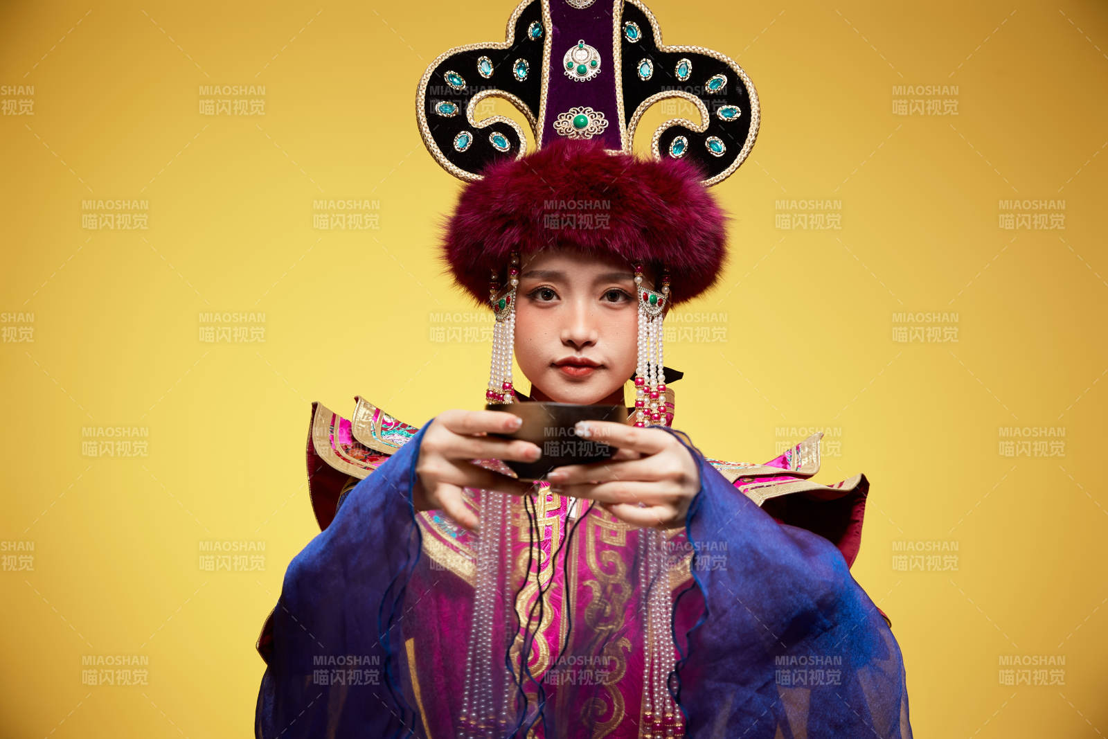 穿著蒙古族服飾的亞洲青年女性