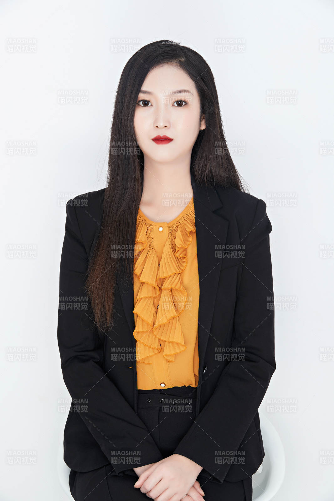 白色背景下的美麗商務女性肖像