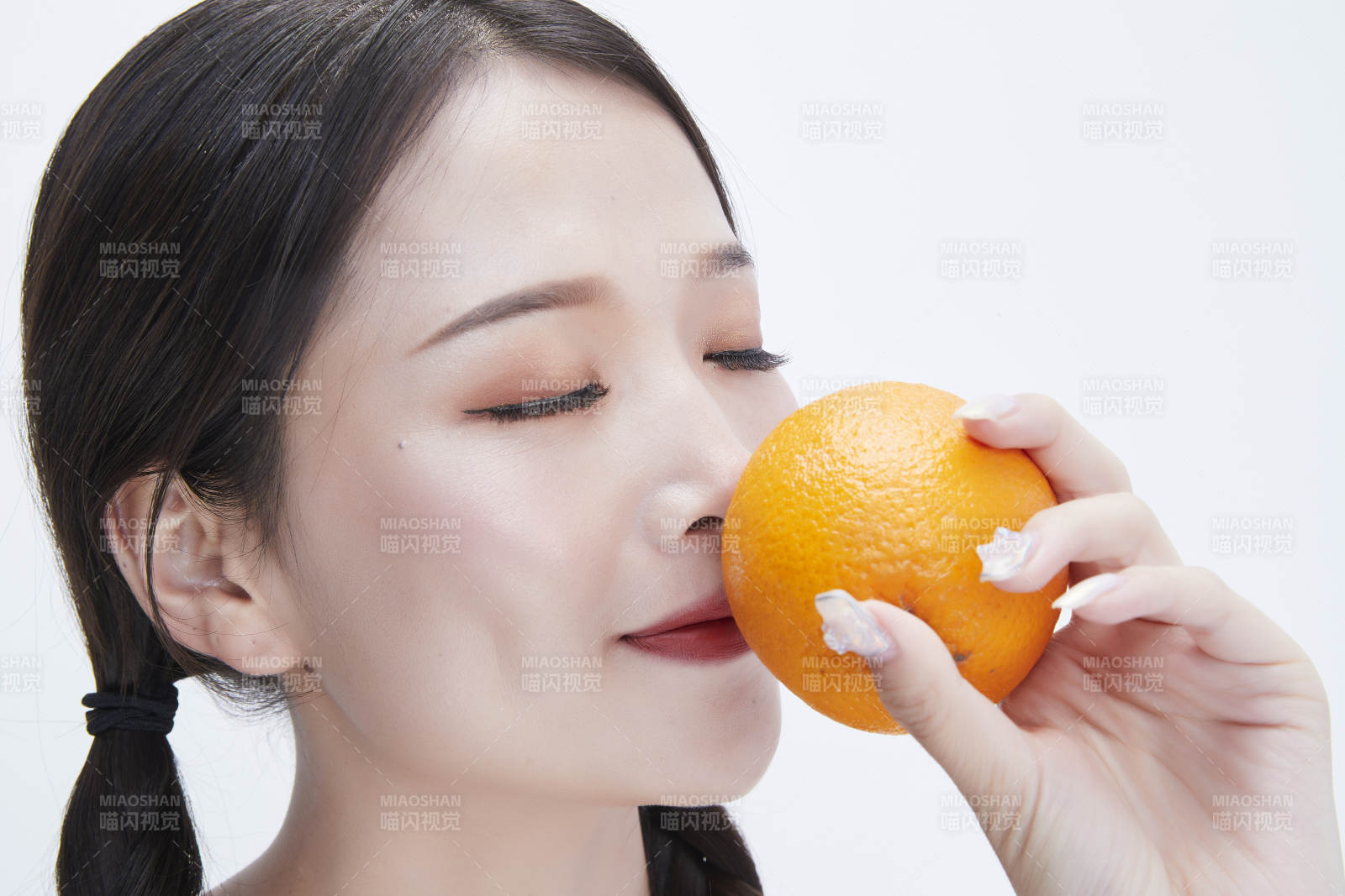 手拿橙子身穿鏤空連衣裙的亞洲可愛少女人像