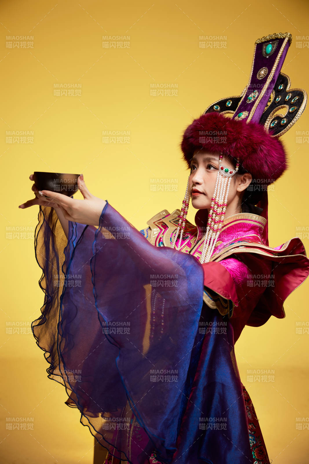 穿著蒙古族服飾的亞洲青年女性