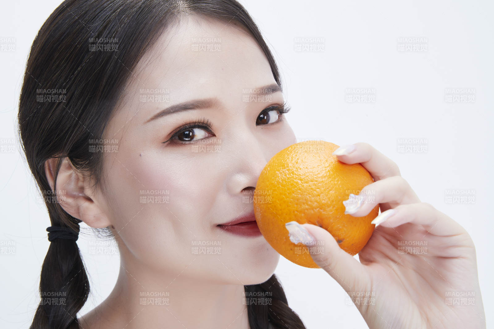 手拿橙子身穿鏤空連衣裙的亞洲可愛少女人像