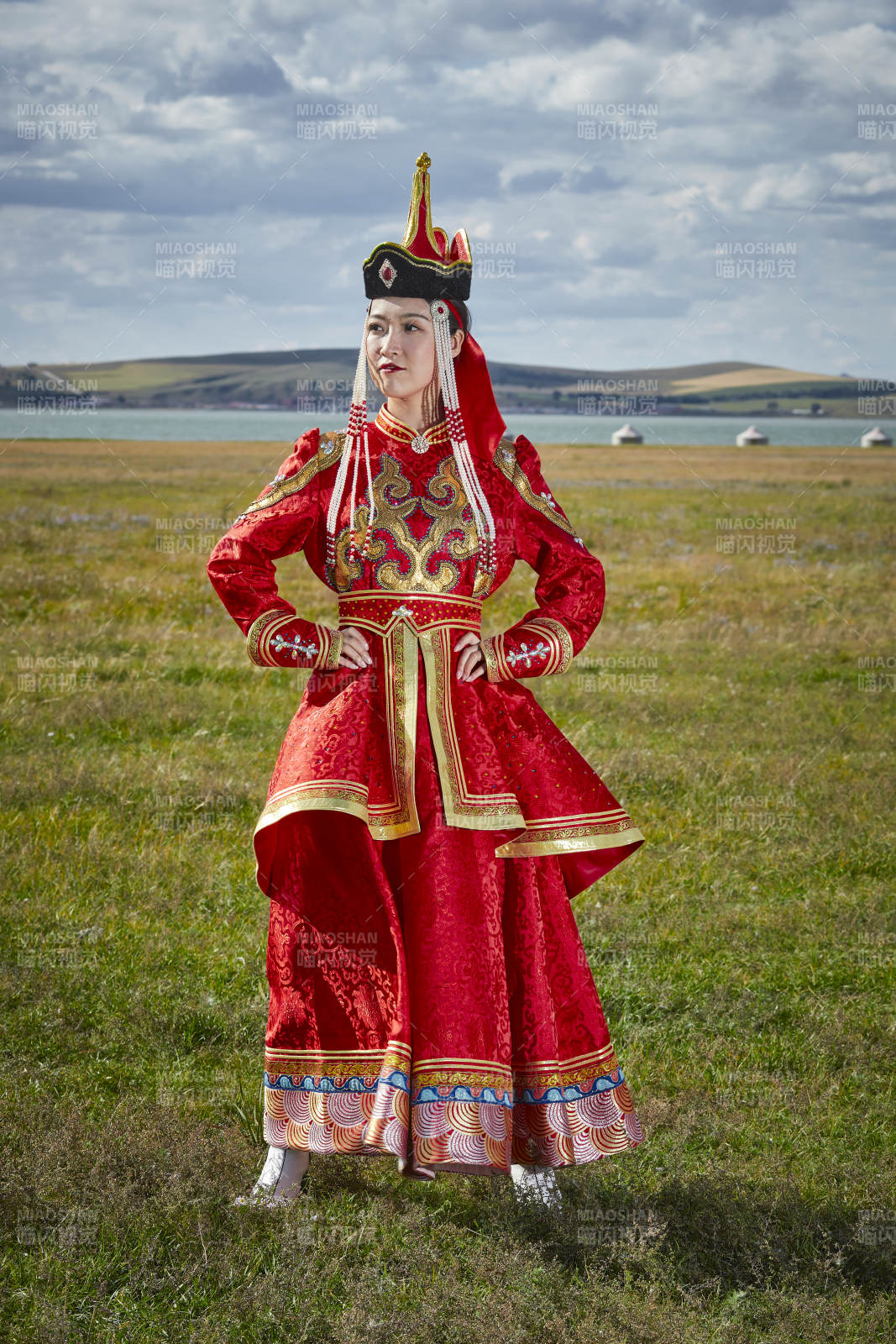 草原上身穿豪華蒙古族服飾的蒙族少女
