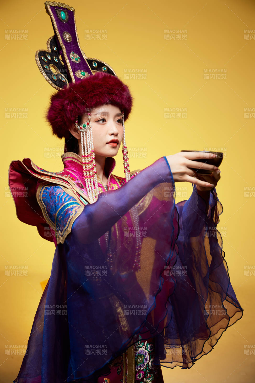 穿著蒙古族服飾的亞洲青年女性