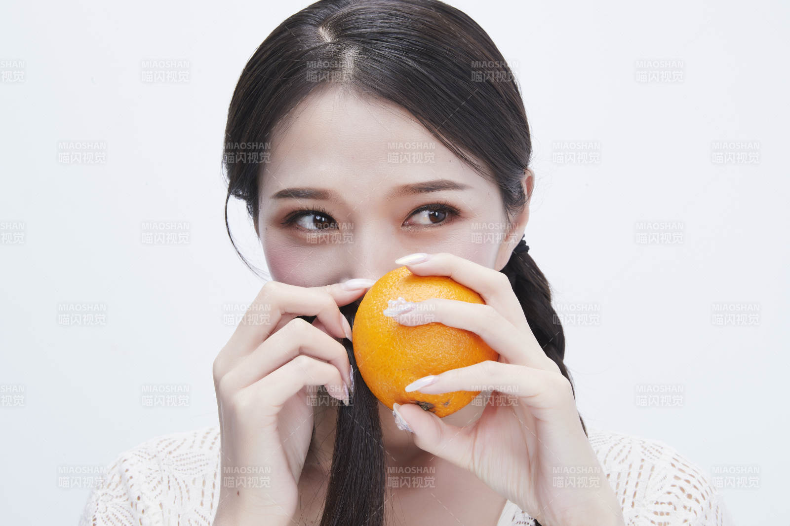 手拿橙子身穿鏤空連衣裙的亞洲可愛少女人像