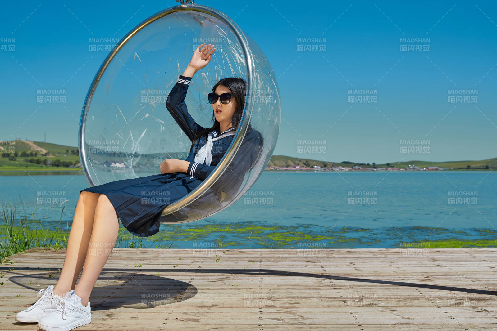 草原湖畔打卡點游玩拍照的亞洲少女