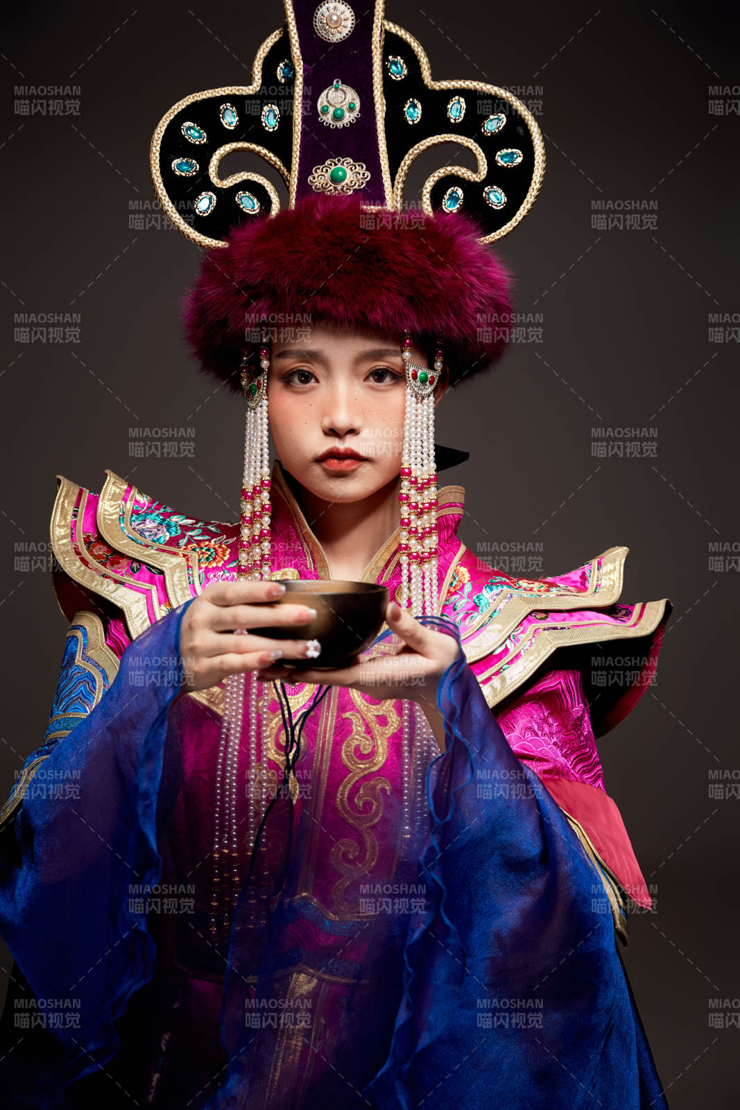 穿着蒙古族服饰的亚洲青年女性