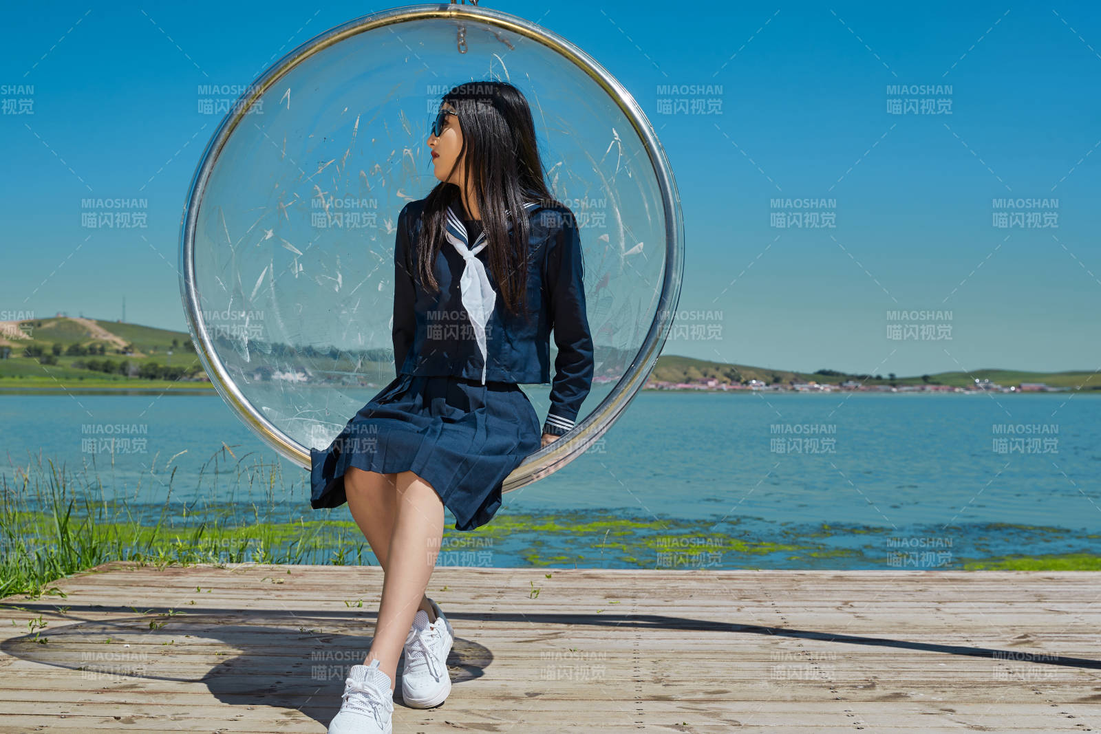 草原湖畔打卡點游玩拍照的亞洲少女