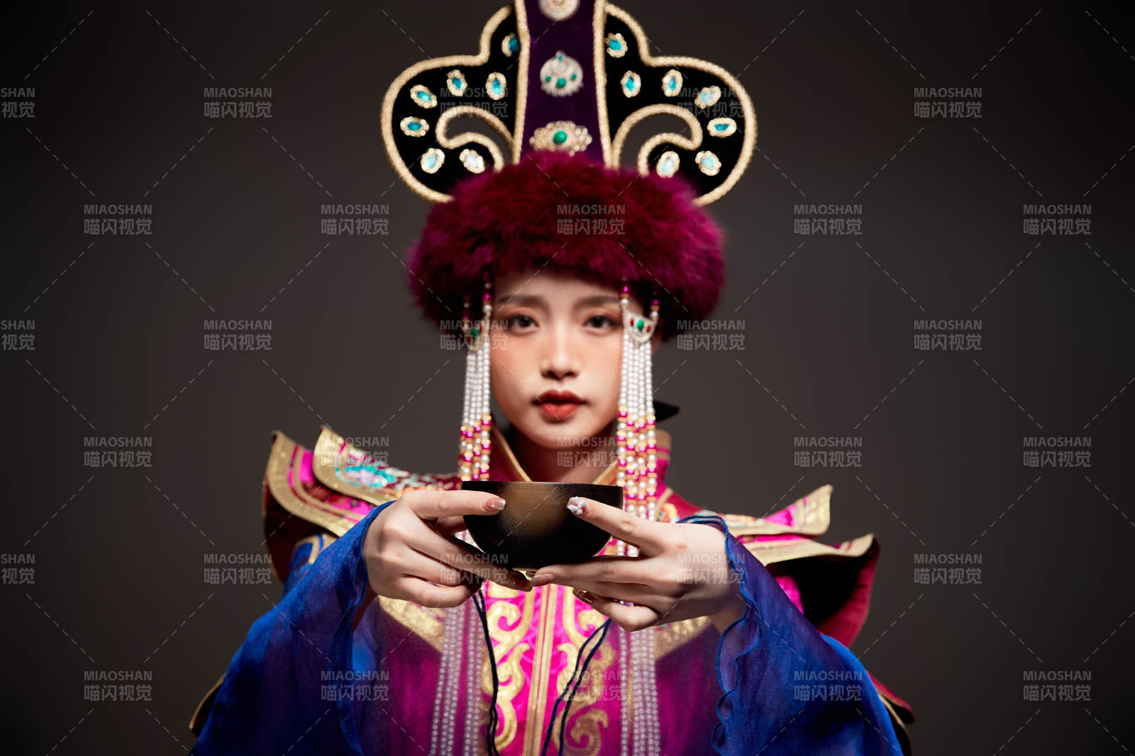 穿著蒙古族服飾的亞洲青年女性