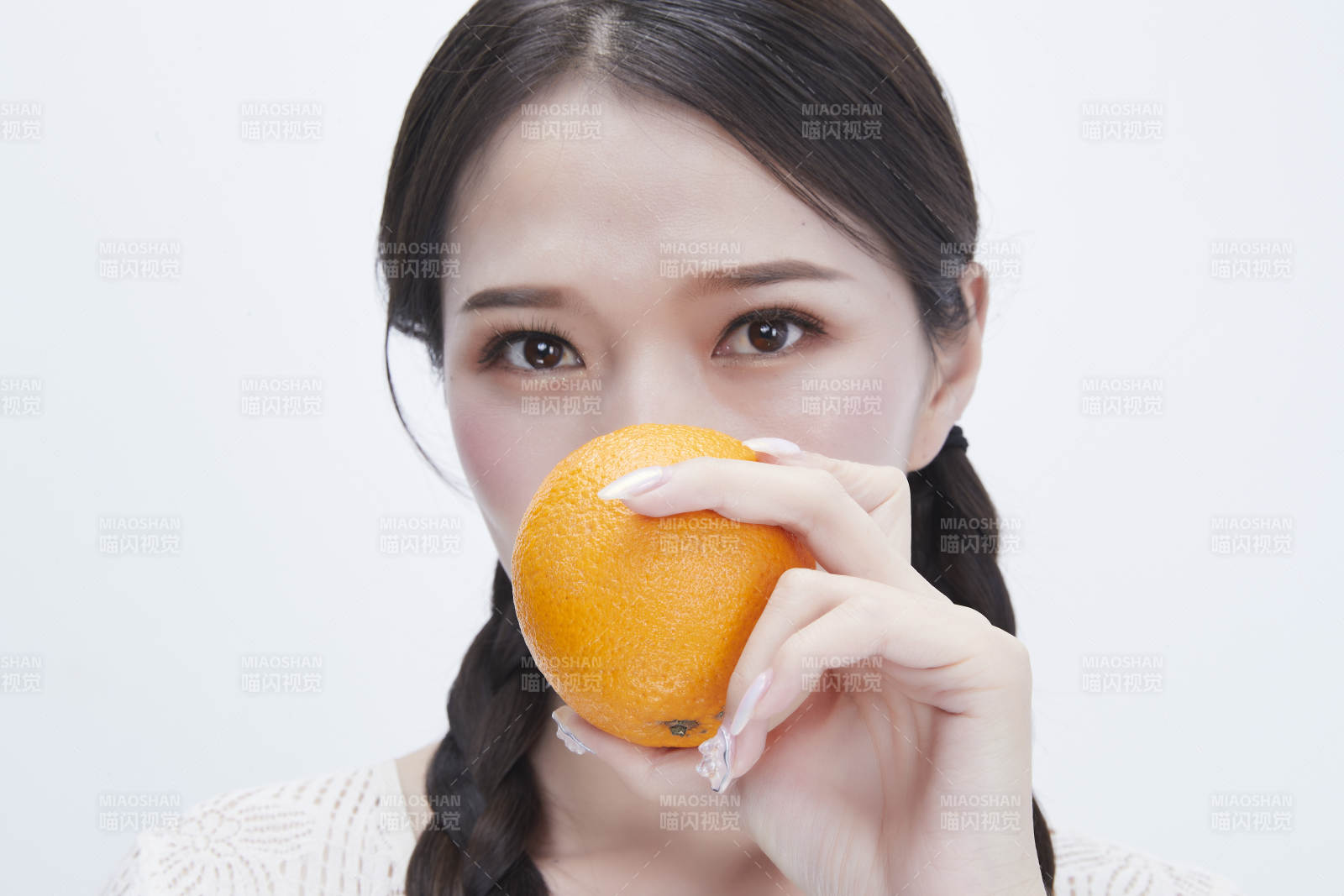 手拿橙子身穿镂空连衣裙的亚洲可爱少女人像