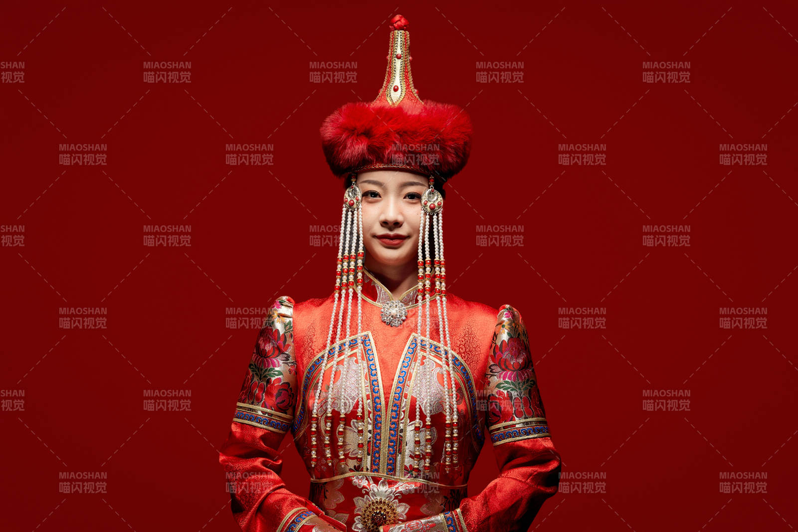 穿著蒙古族服飾的亞洲青年女性