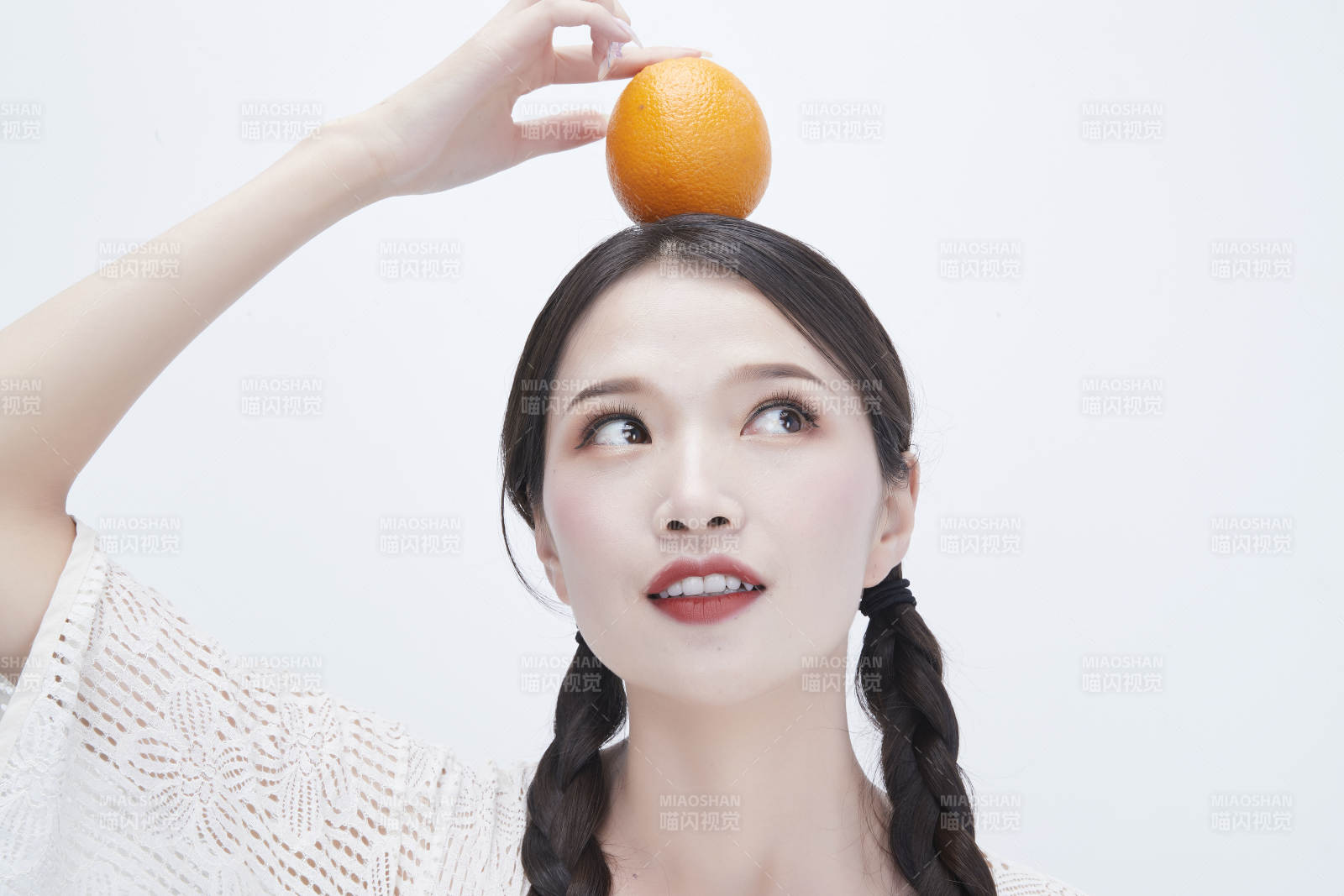 头顶橙子身穿镂空连衣裙的亚洲可爱少女人像