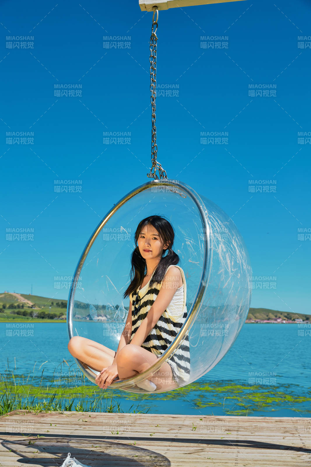 草原湖畔打卡點(diǎn)游玩拍照的亞洲少女