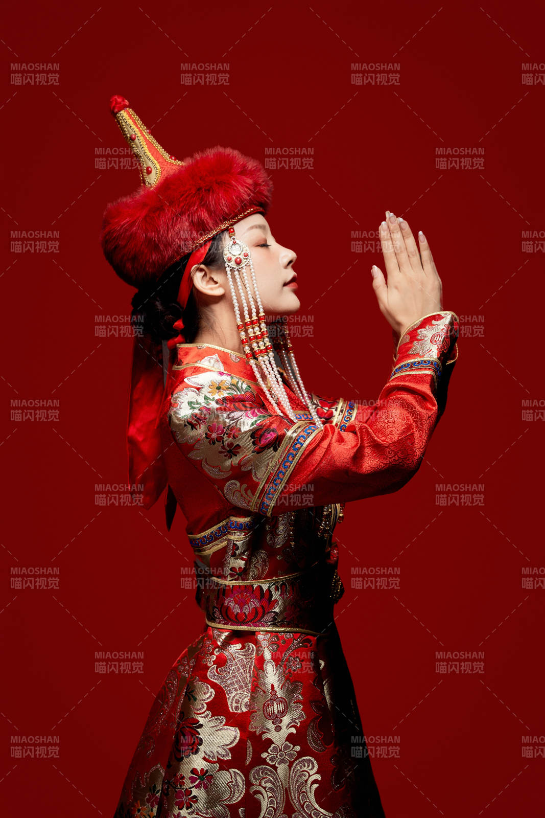 穿著蒙古族服飾的亞洲青年女性