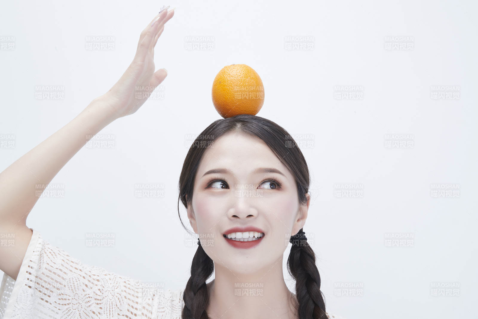 頭頂橙子身穿鏤空連衣裙的亞洲可愛少女人像