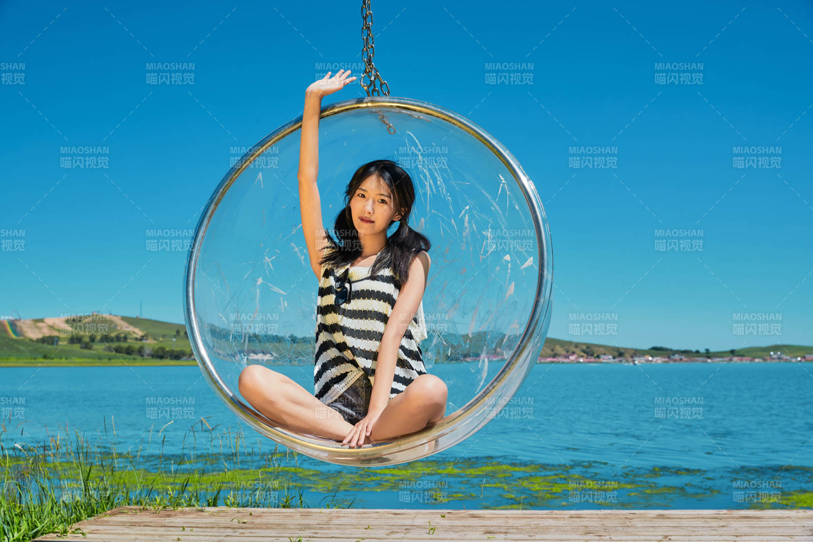 草原湖畔打卡點游玩拍照的亞洲少女