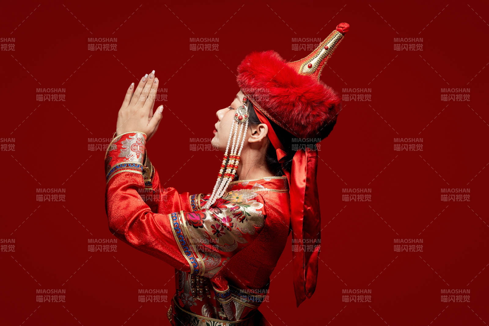 穿著蒙古族服飾的亞洲青年女性