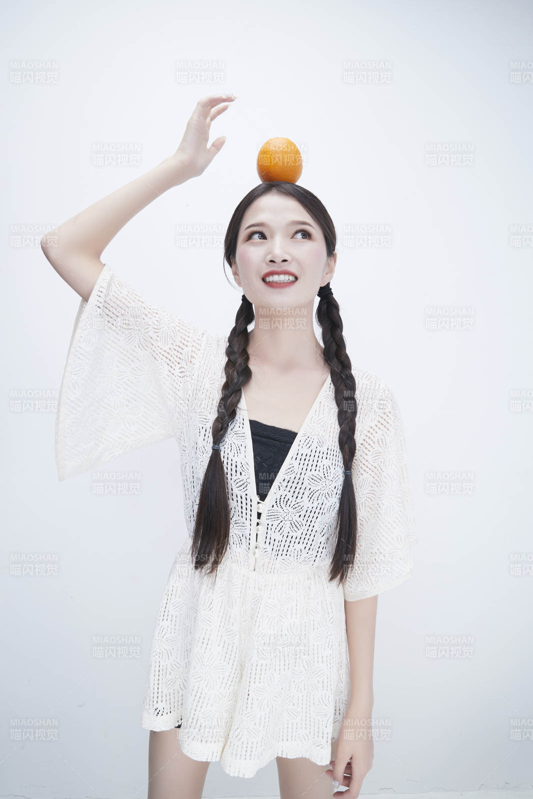 頭頂橙子身穿鏤空連衣裙的亞洲可愛少女人像