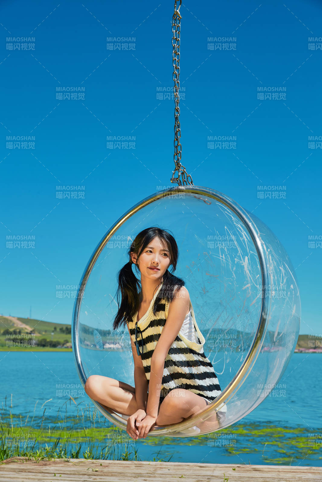 草原湖畔打卡點游玩拍照的亞洲少女