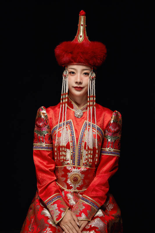 穿着蒙古族服饰的亚洲青年女性