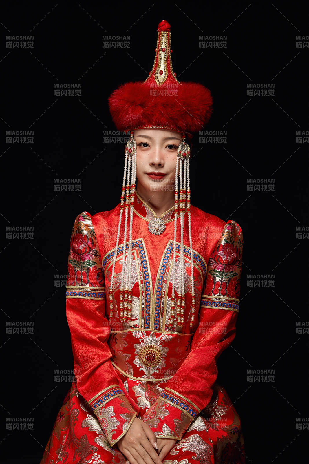 穿着蒙古族服饰的亚洲青年女性