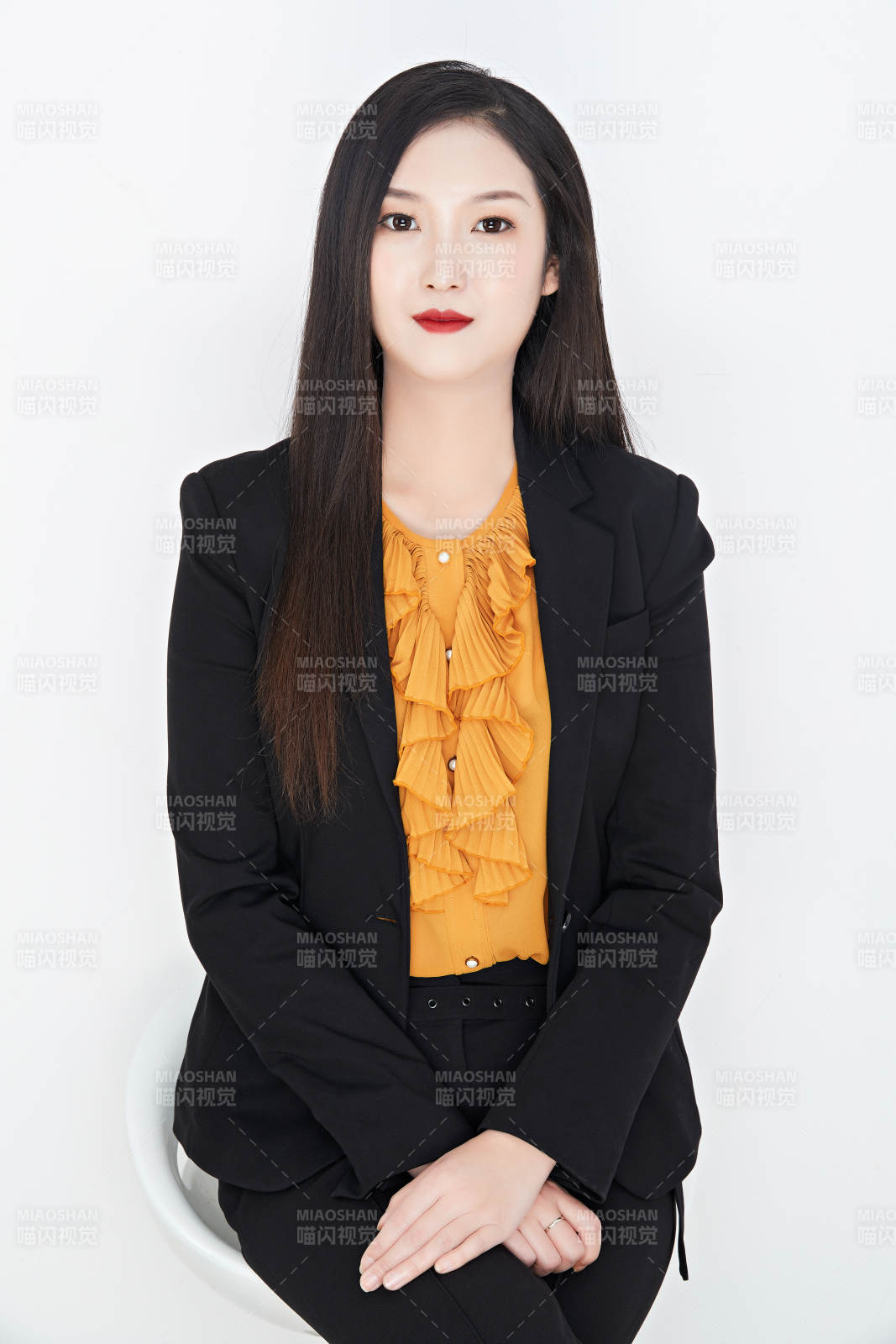 白色背景下的美麗商務(wù)女性肖像