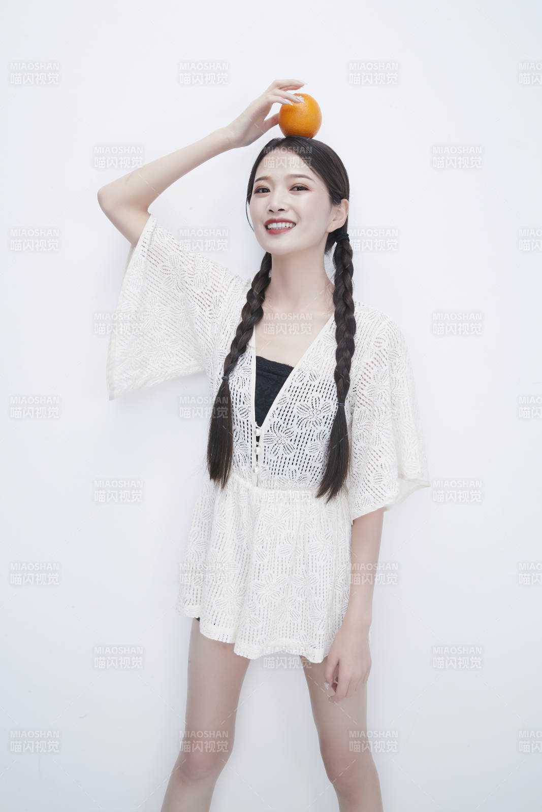 頭頂橙子身穿鏤空連衣裙的亞洲可愛少女人像