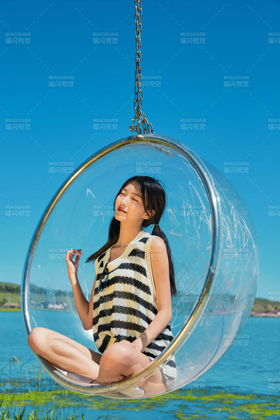 草原湖畔打卡點游玩拍照的亞洲少女