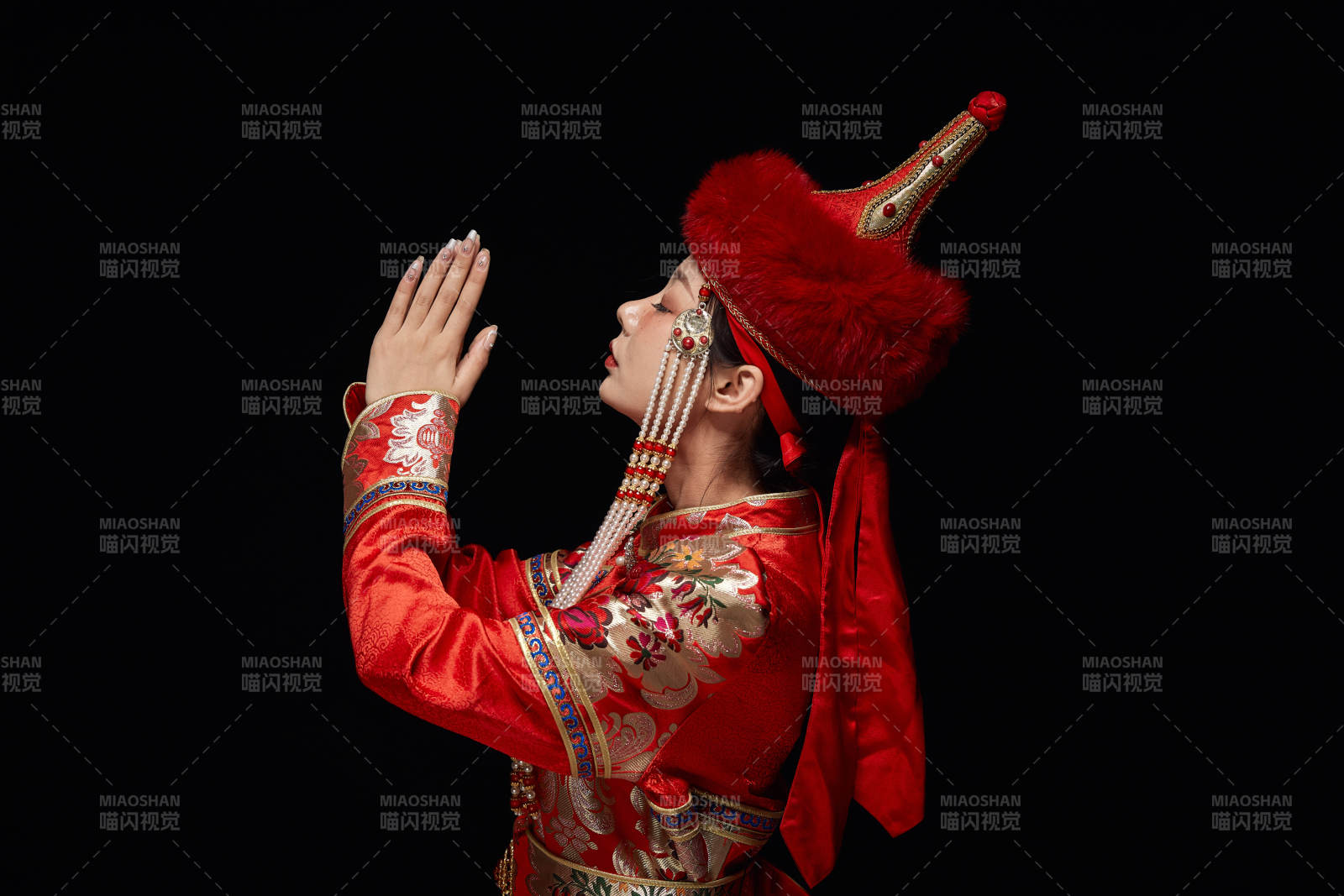 穿著蒙古族服飾的亞洲青年女性