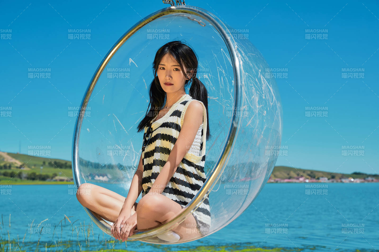 草原湖畔打卡點游玩拍照的亞洲少女