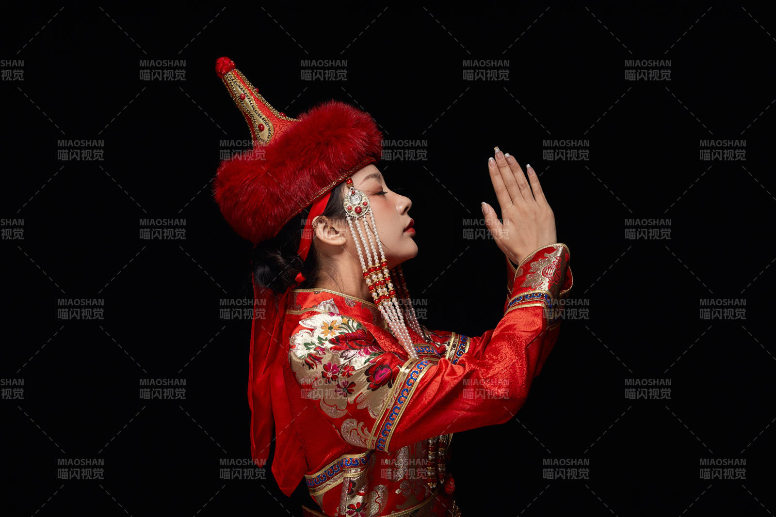 穿著蒙古族服飾的亞洲青年女性