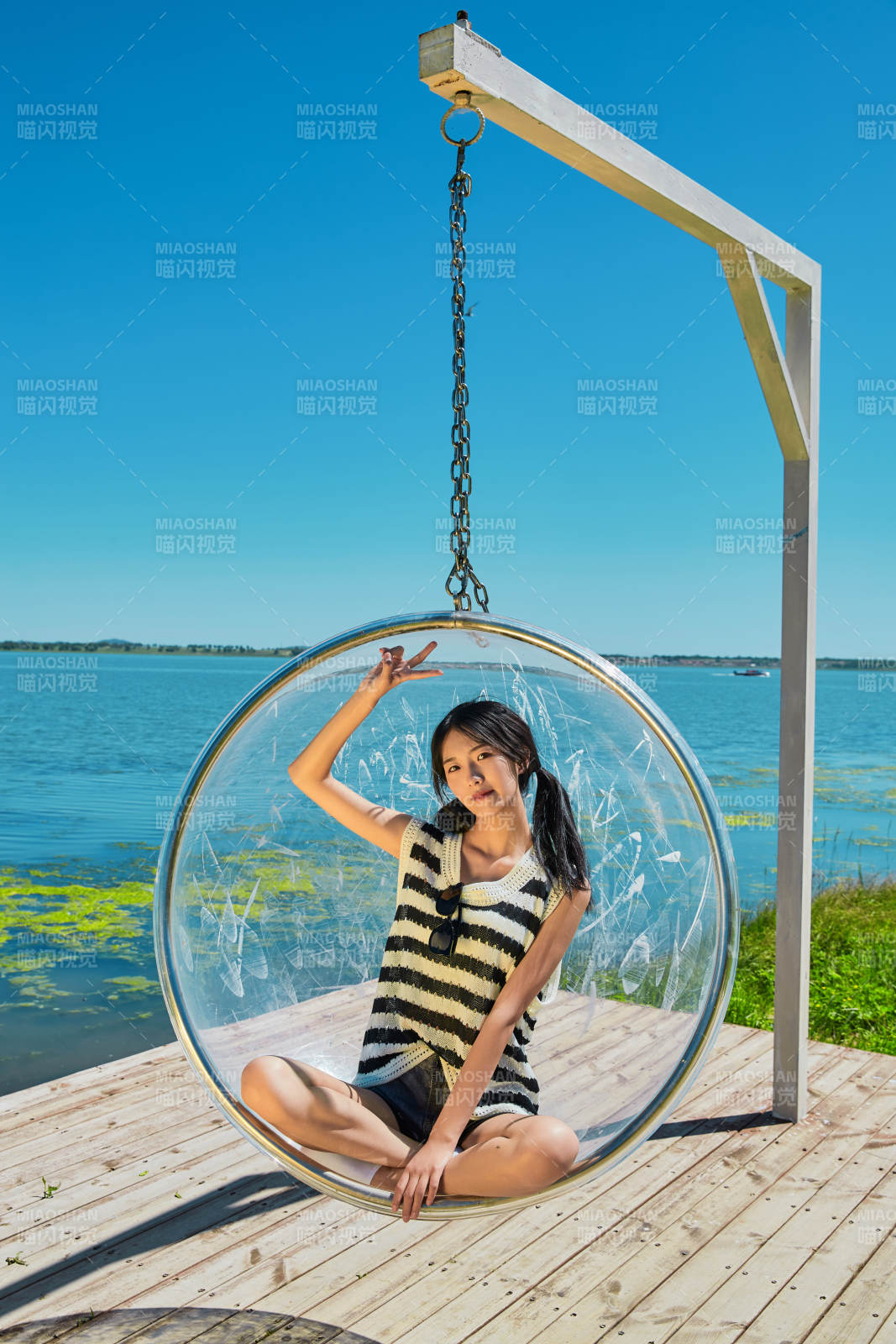 草原湖畔打卡點游玩拍照的亞洲少女