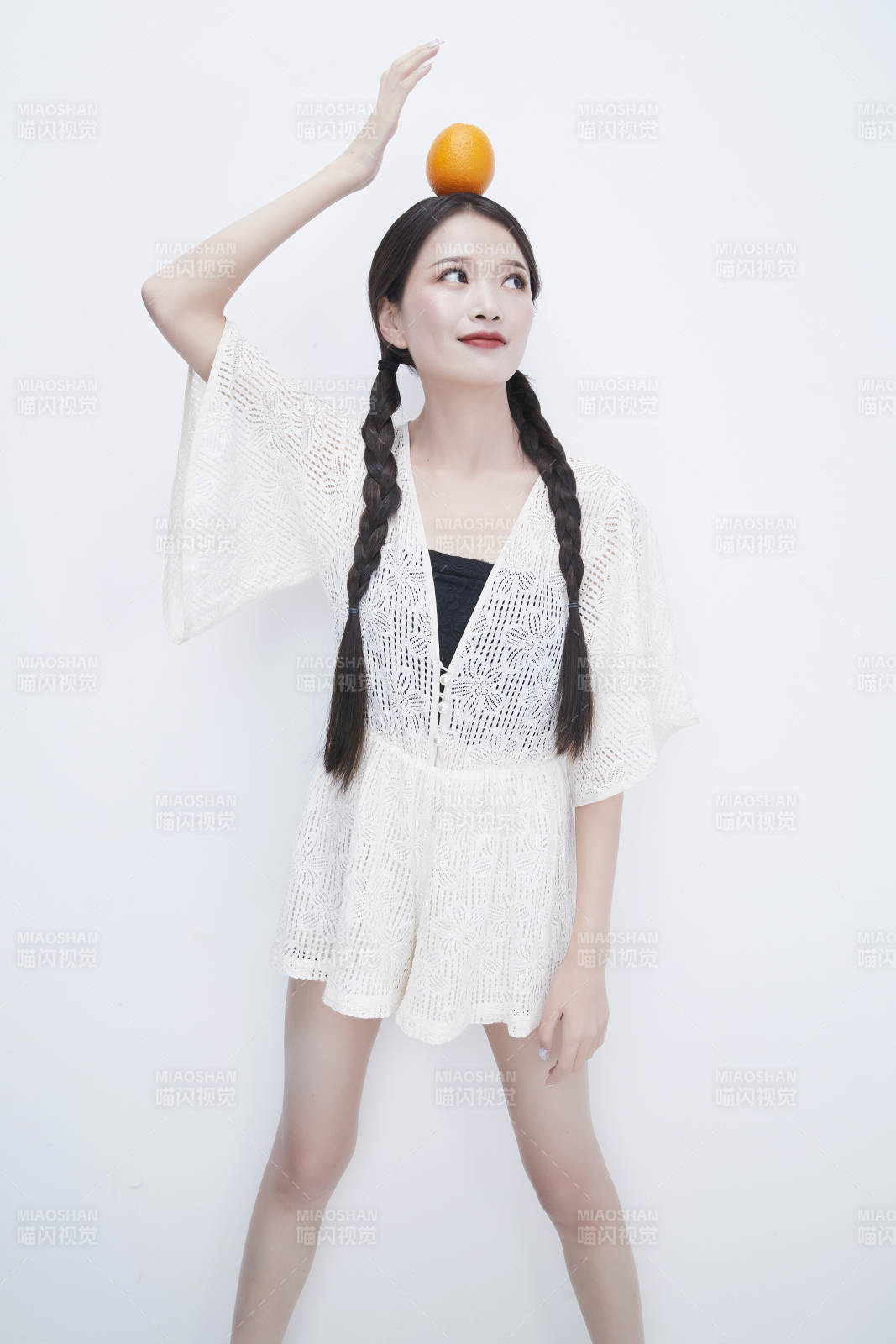 頭頂橙子身穿鏤空連衣裙的亞洲可愛少女人像