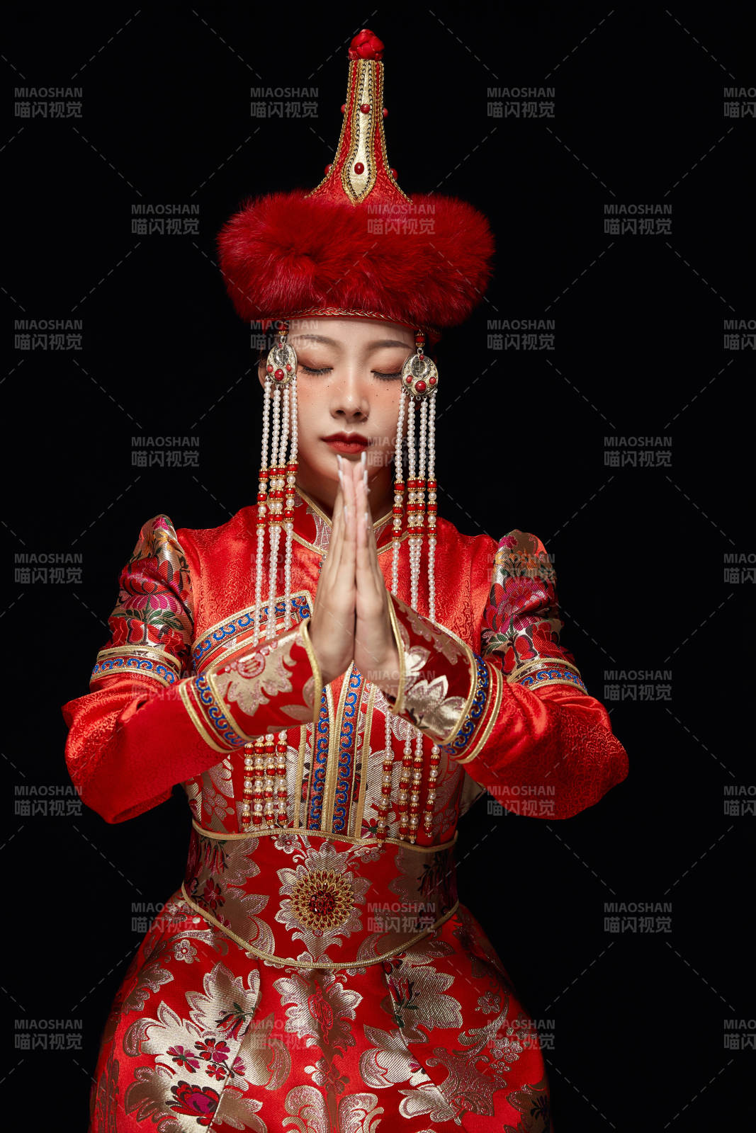 穿著蒙古族服飾的亞洲青年女性