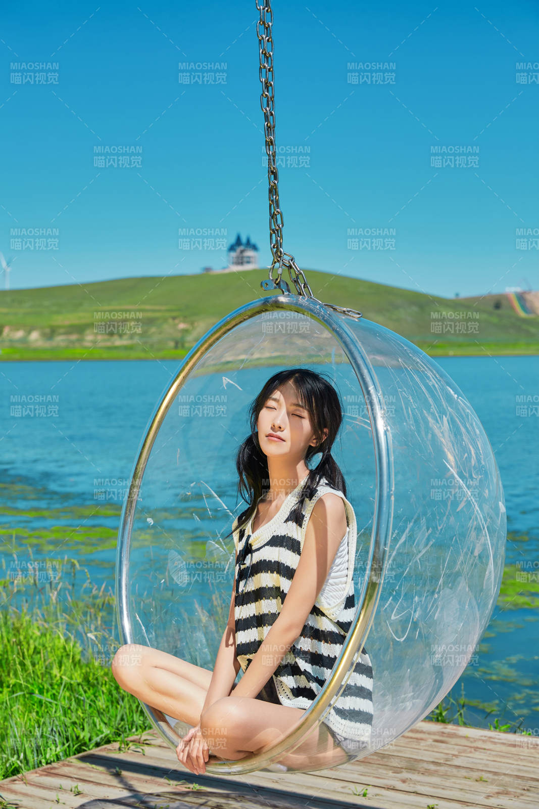 草原湖畔打卡點游玩拍照的亞洲少女