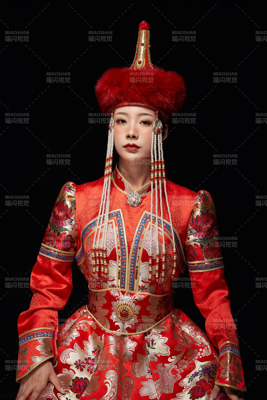 穿著蒙古族服飾的亞洲青年女性