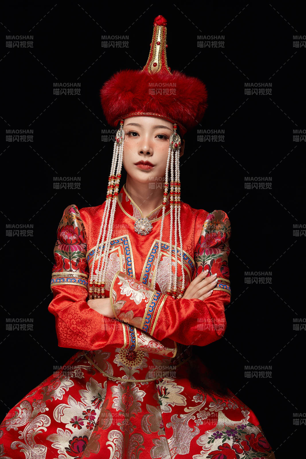 穿著蒙古族服飾的亞洲青年女性