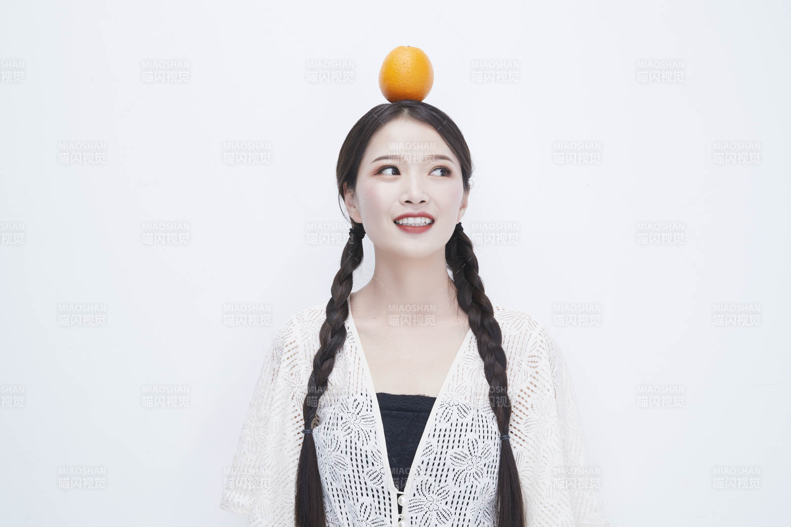 頭頂橙子身穿鏤空連衣裙的亞洲可愛少女人像