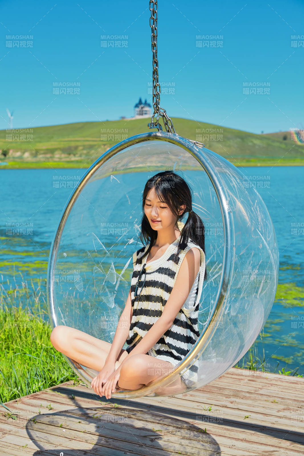 草原湖畔打卡點游玩拍照的亞洲少女