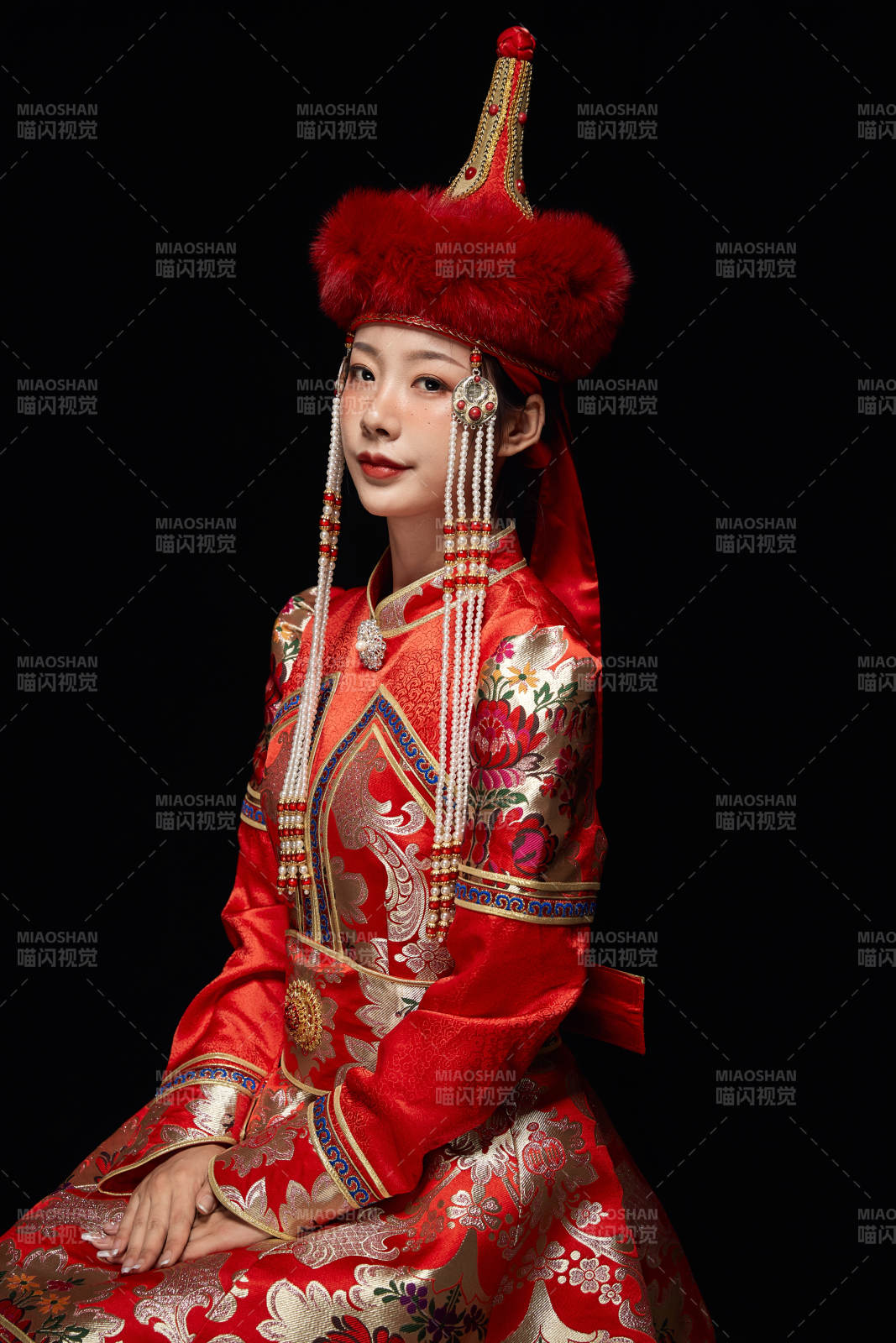 穿著蒙古族服飾的亞洲青年女性