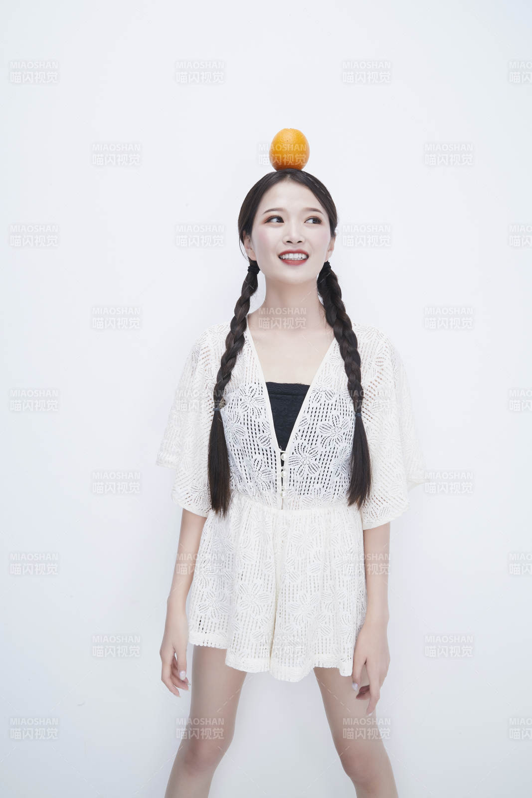 頭頂橙子身穿鏤空連衣裙的亞洲可愛少女人像