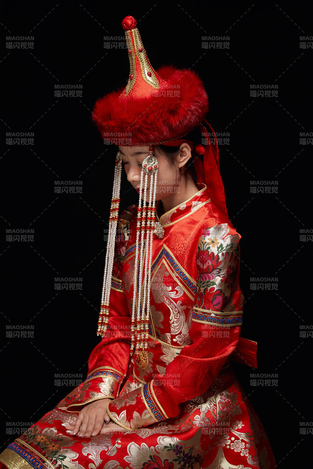 穿着蒙古族服饰的亚洲青年女性