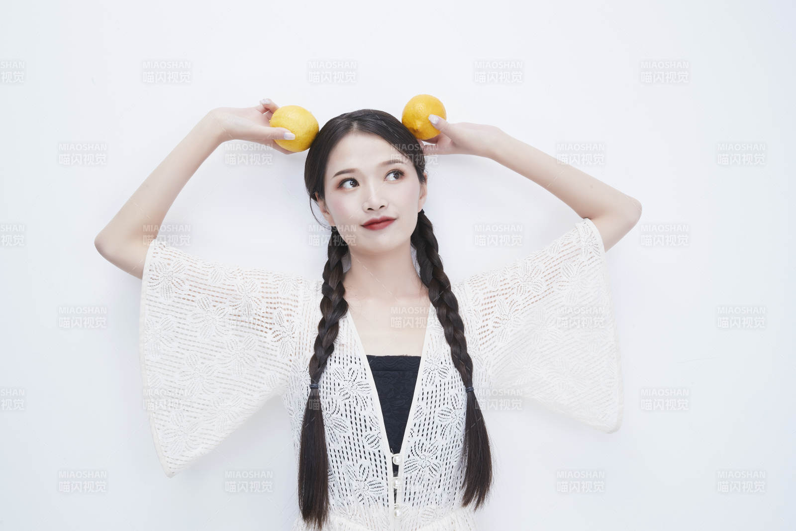 頭頂檸檬身穿鏤空連衣裙的亞洲可愛少女人像