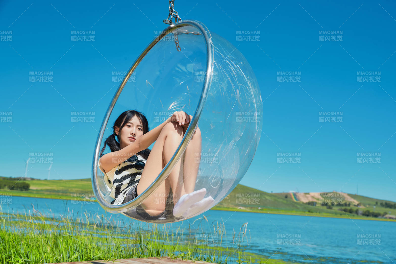 草原湖畔打卡點游玩拍照的亞洲少女