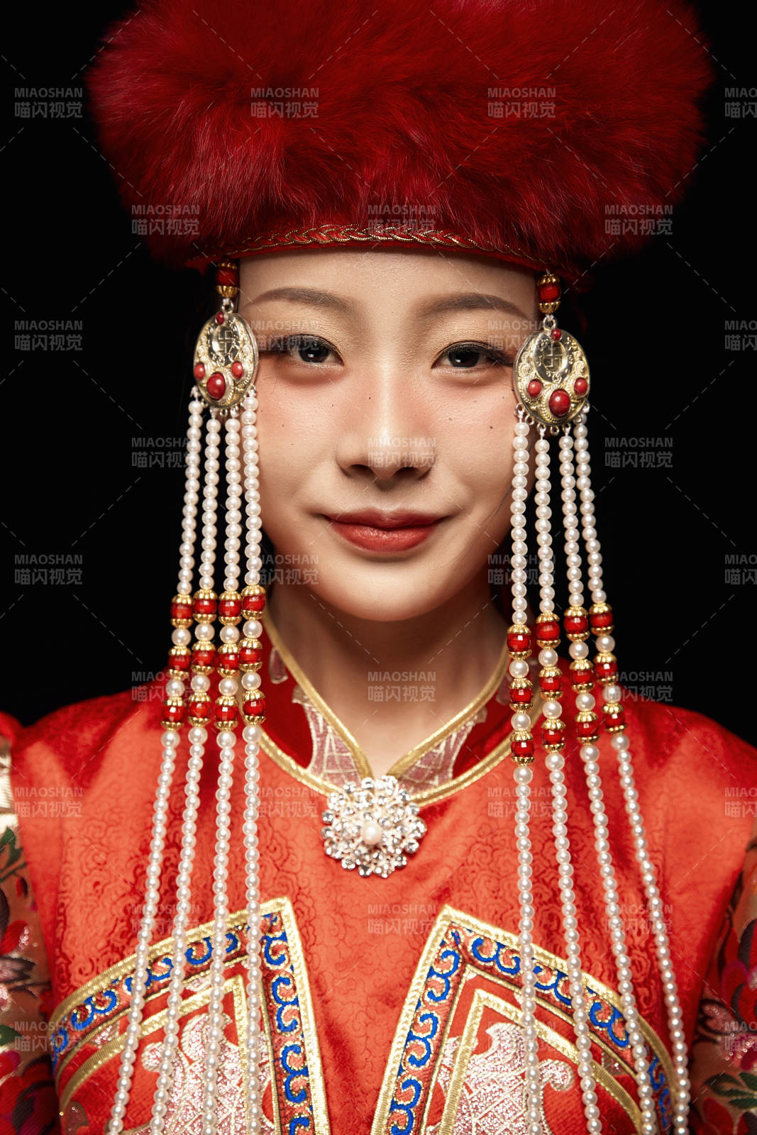 穿著蒙古族服飾的亞洲青年女性