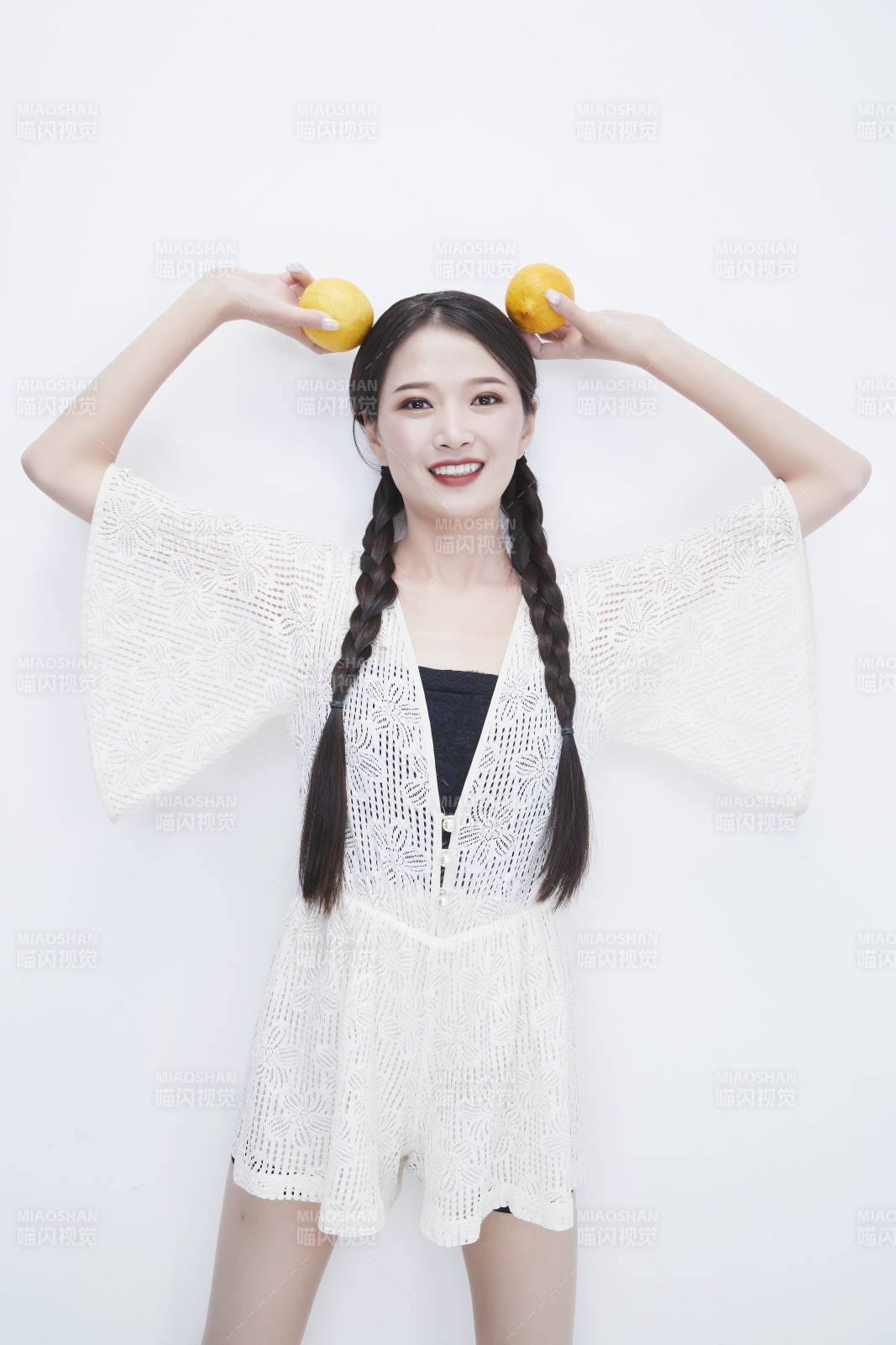 頭頂檸檬身穿鏤空連衣裙的亞洲可愛少女人像