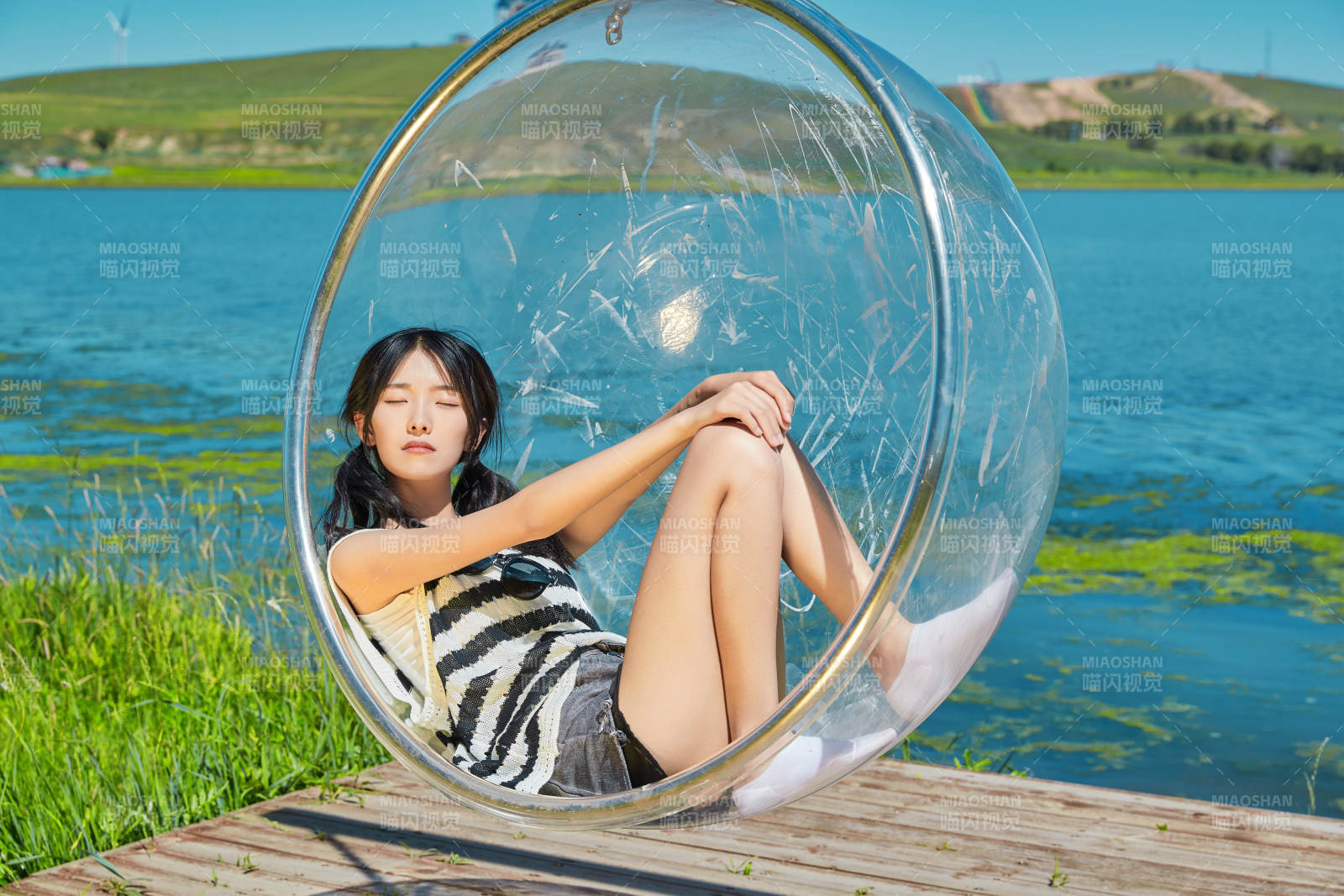 草原湖畔打卡点游玩拍照的亚洲少女