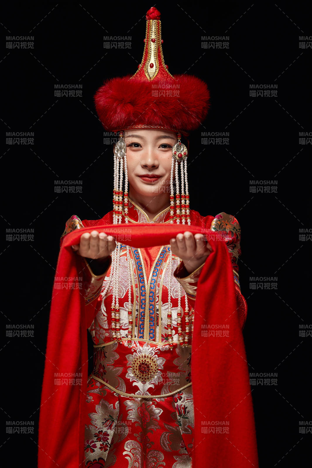 穿著蒙古族服飾的亞洲青年女性